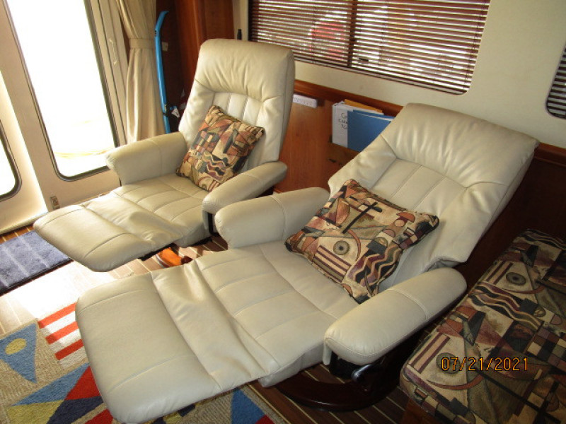 34' Mainship salon port seating2