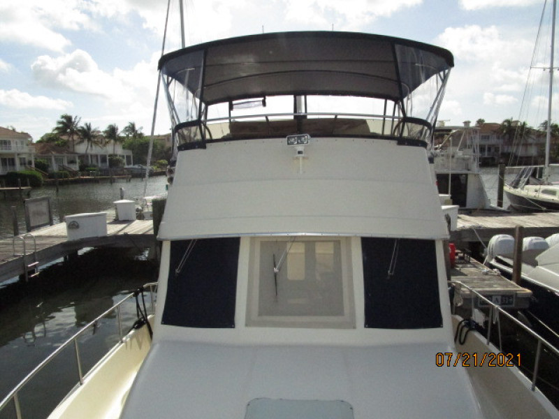 34' Mainship foredeck aft