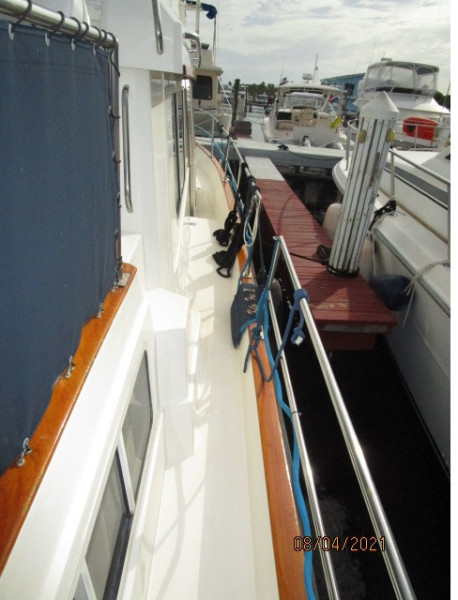 36' Sabreline starboard side deck2