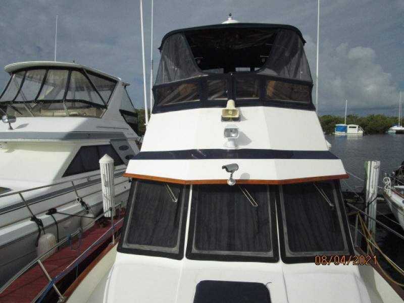 36' Sabreline foredeck aft