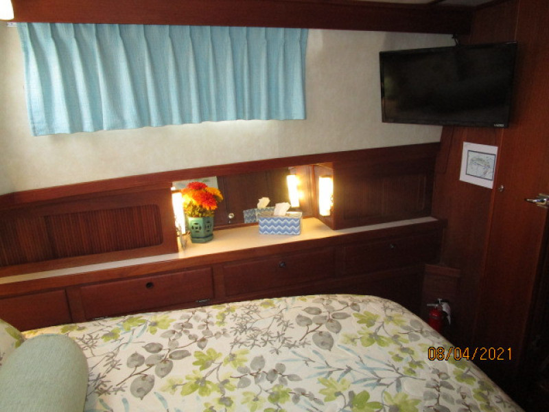 36' Sabreline master stateroom port