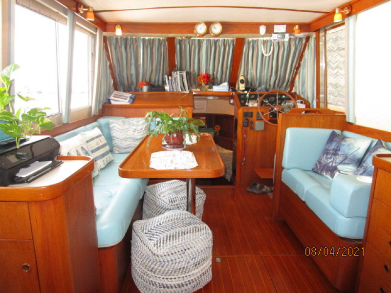 36' Sabreline salon forward