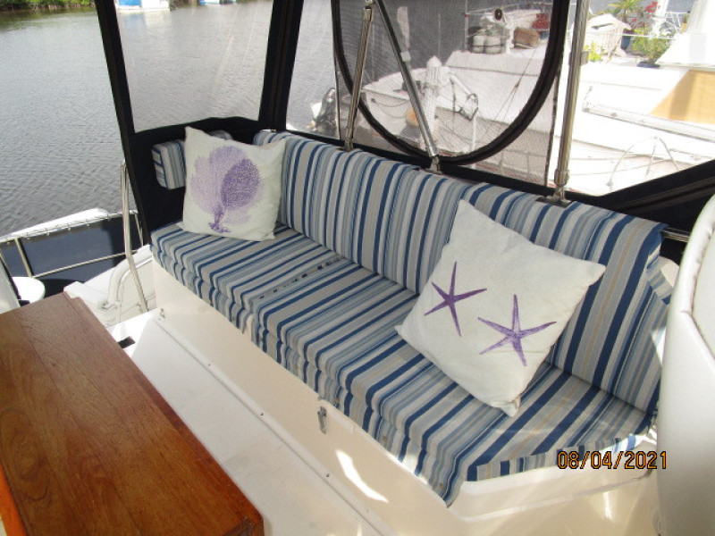 36' Sabreline flybridge port seating