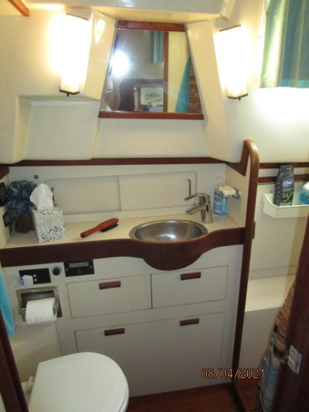 36' Sabreline master stateroom head