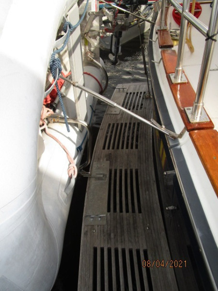 36' Sabreline swimplatform