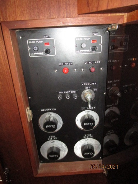 36' Sabreline electrical panel3