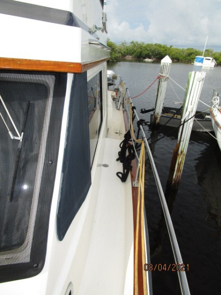 36' Sabreline port side deck1