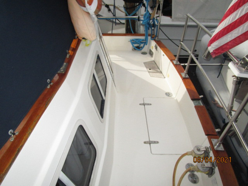 36' Sabreline aftdeck starboard