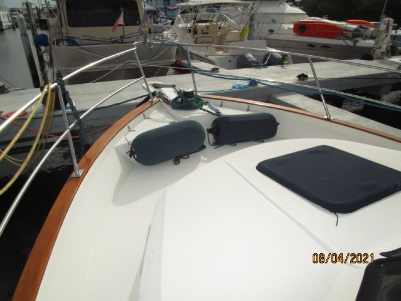 36' Sabreline foredeck1