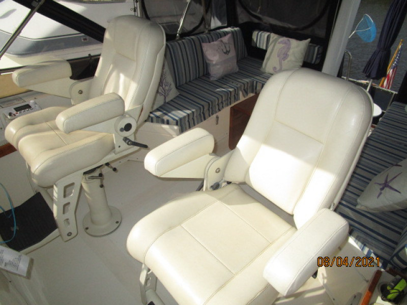 36' Sabreline flybridge helmseats