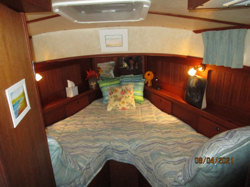 36' Sabreline guest stateroom