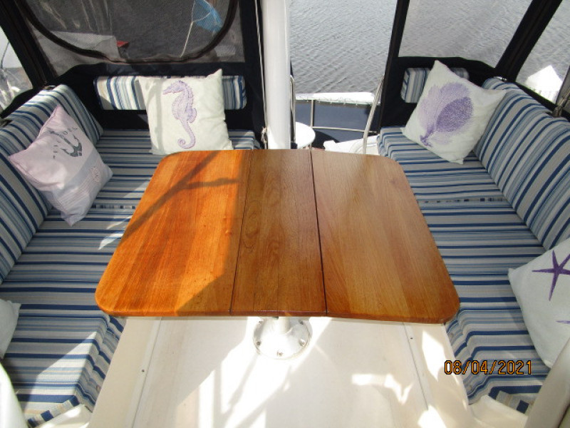 36' Sabreline flybrideg table1