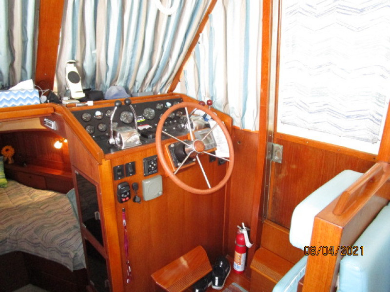 36' Sabreline lower helm1