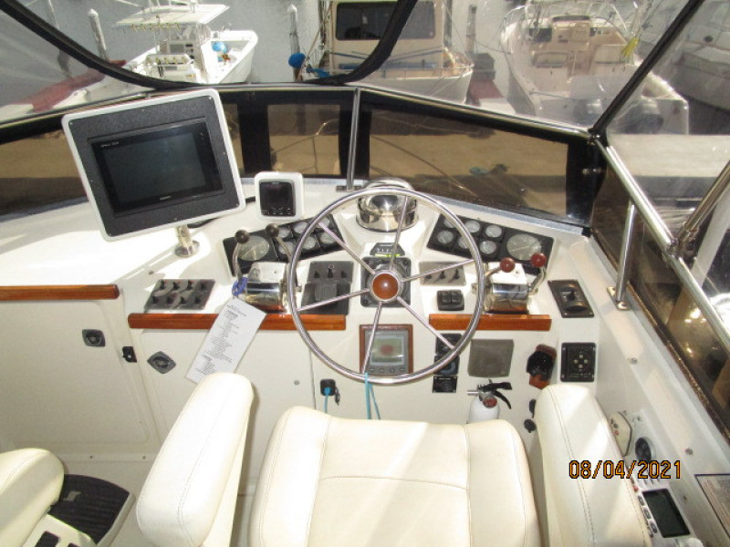 36' Sabreline flybridge helm