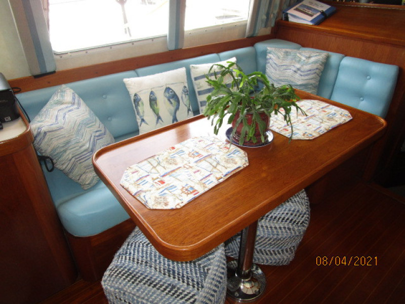 36' Sabreline salon starboard seating