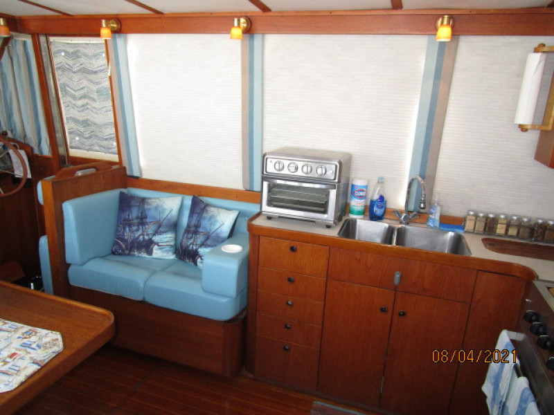 36' Sabreline salon port