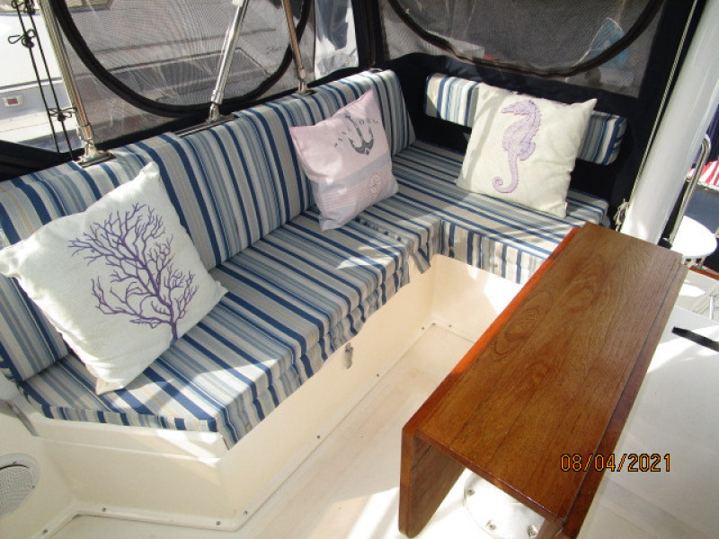 36' Sabreline flybridge starboard seating