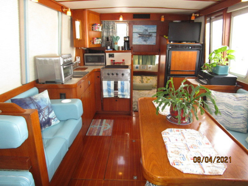 36' Sabreline salon aft