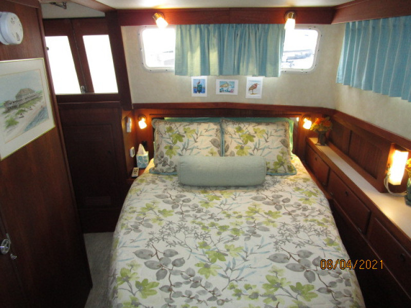 36' Sabreline master stateroom