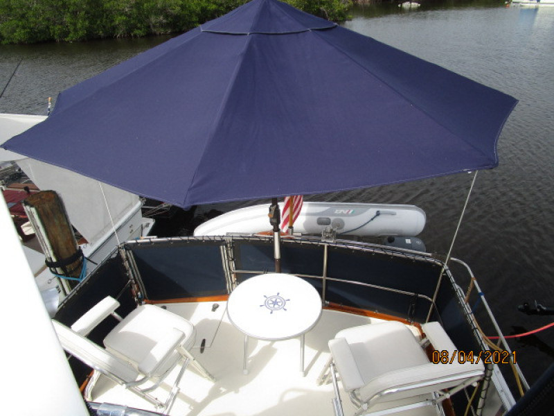 36' Sabreline trunk cabin3