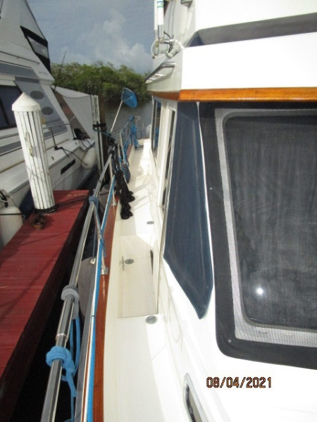 36' Sabreline starboard side deck1
