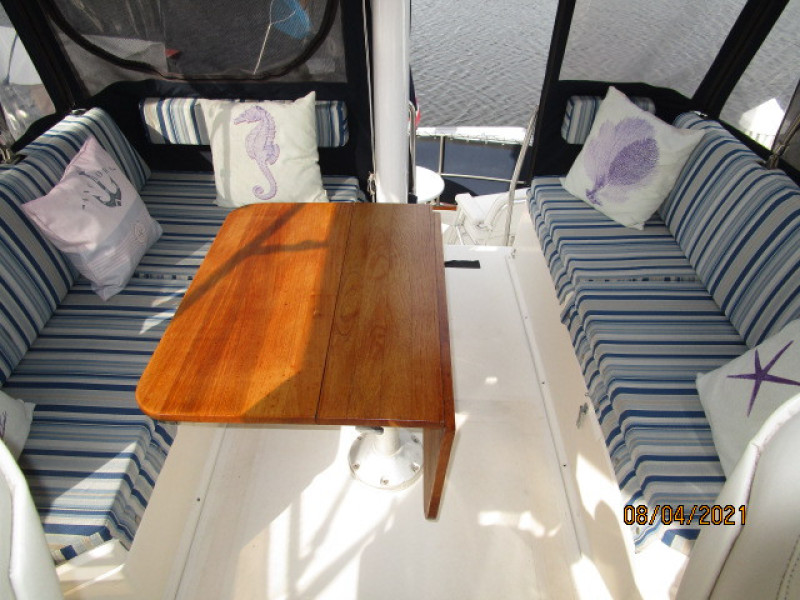 36' Sabreline flybridge table2