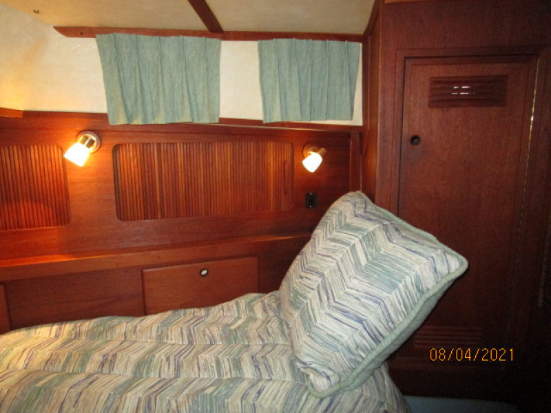 36' Sabreline guest stateroom starboard