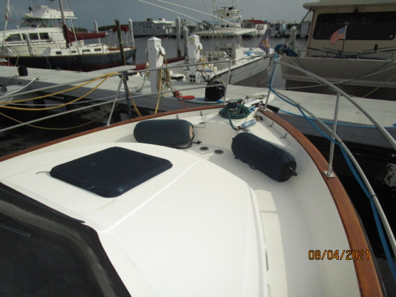 36' Sabreline foredeck2