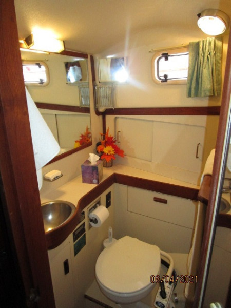 36' Sabreline guest stateroom head