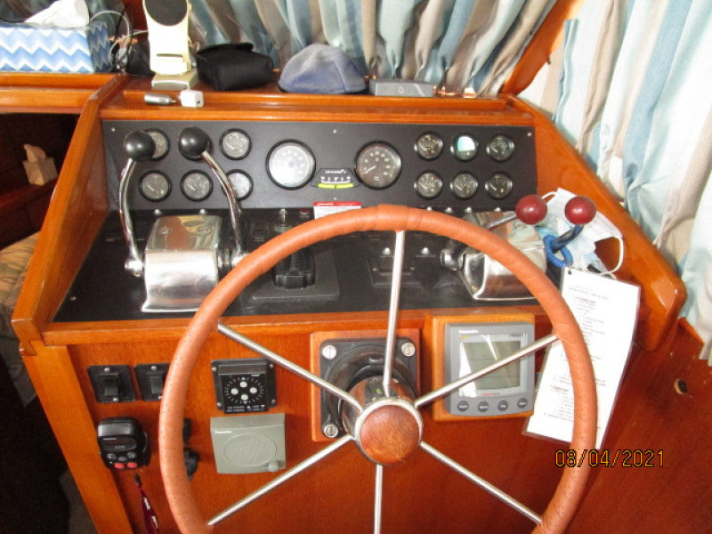 36' Sabreline lower helm2