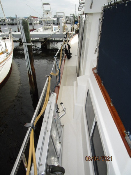36' Sabreline port side deck2