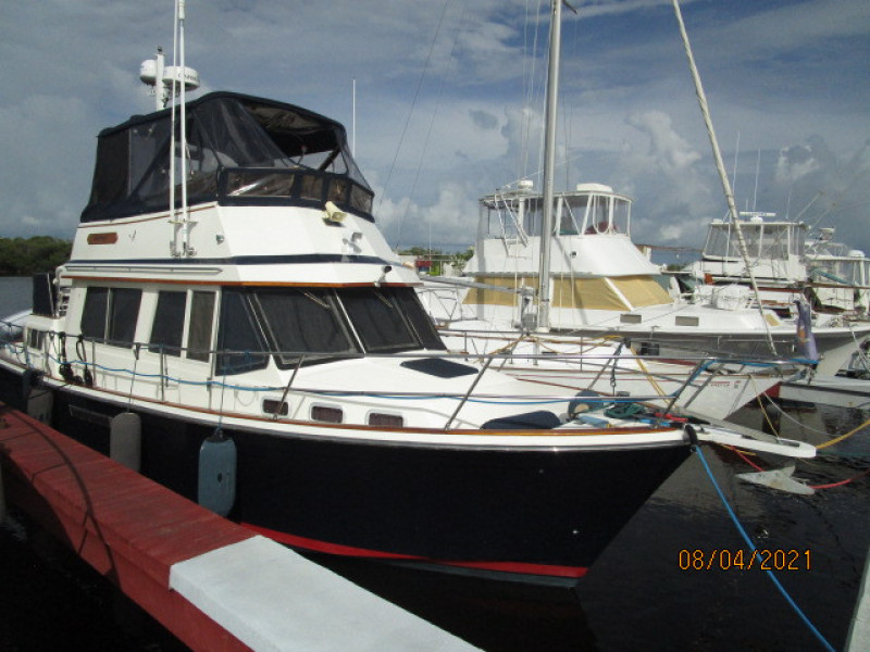 36' Sabreline starboard forward profile