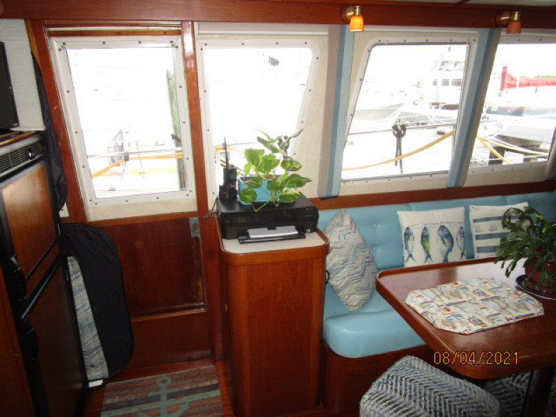 36' Sabreline salon starboard
