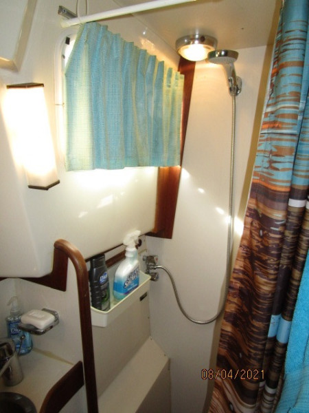36' Sabreline master stateroom shower
