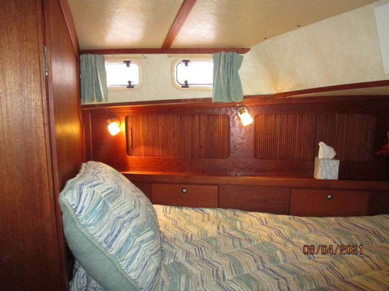 36' Sabreline guest stateroom port
