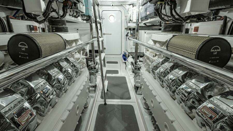 034 Riviera 64 SMY SII Engineroom