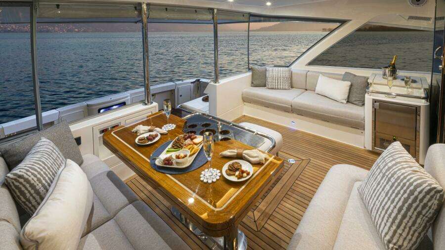 08 Riviera 64 SMY SII Alfresco