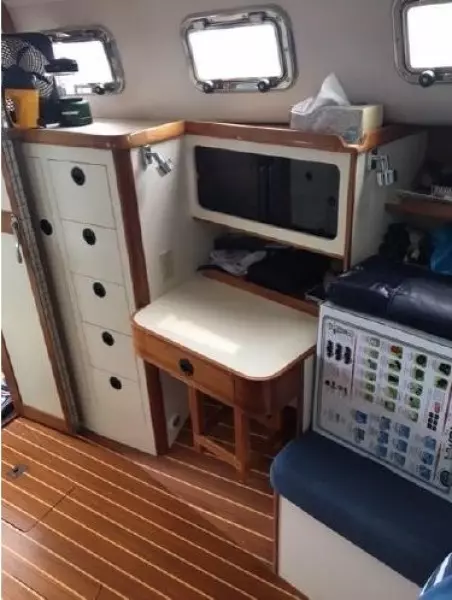 2002 Albin 32 + 2 Command Bridge