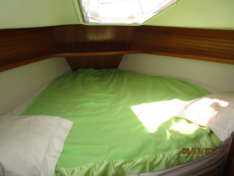 34' Catalina forward stateroom
