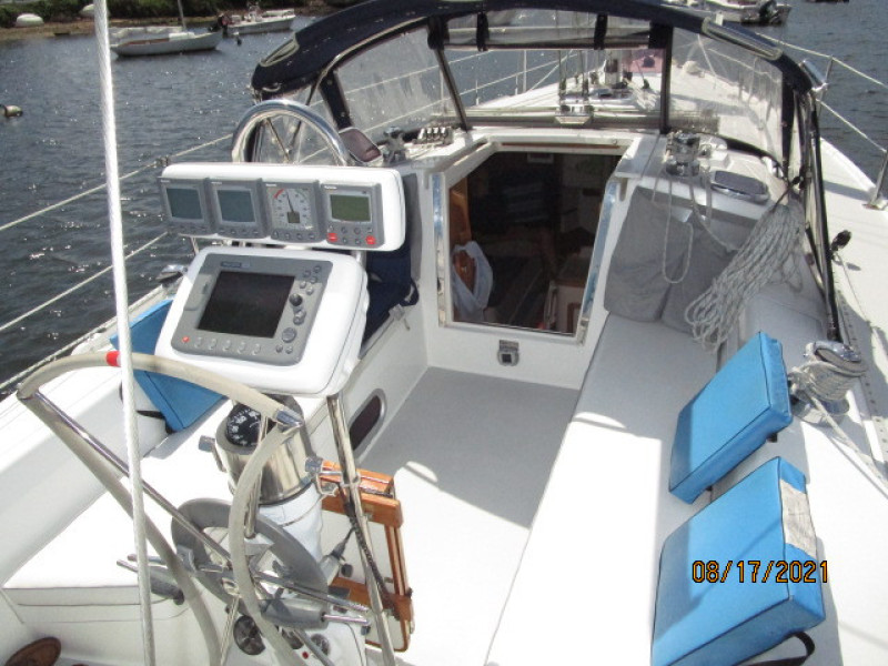 34' Catalina cockpit forward