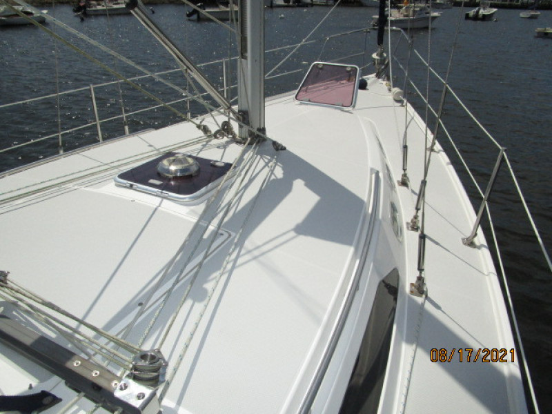 34' Catalina foredeck