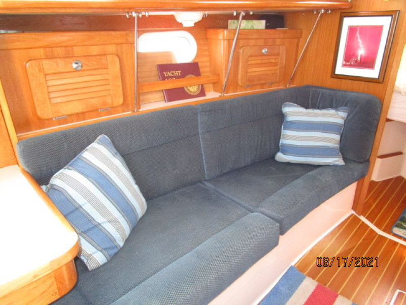 34' Catalina salon port benchseat/berth