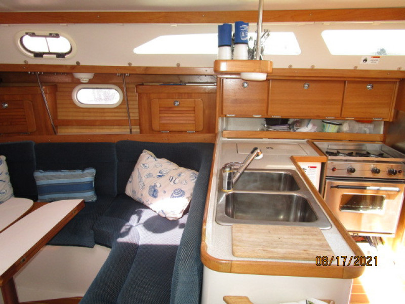 34' Catalina salon starboard