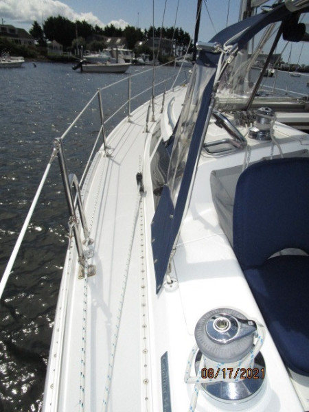 34' Catalina port side deck