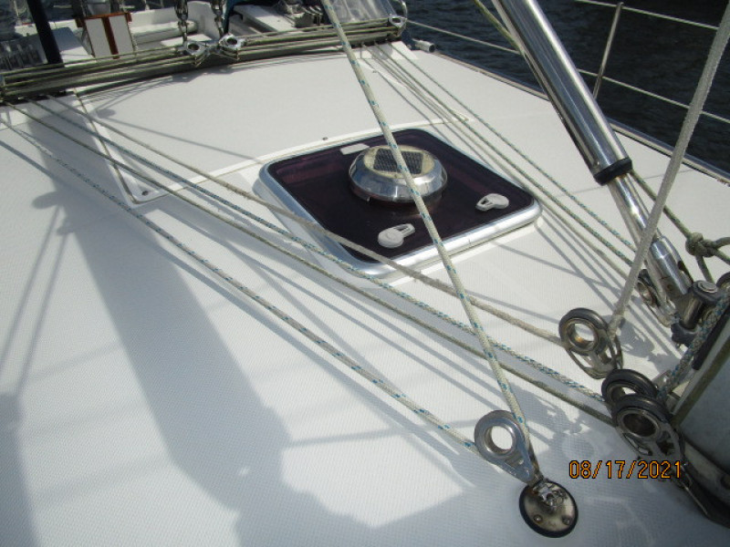 34' Catalina lines leading aft