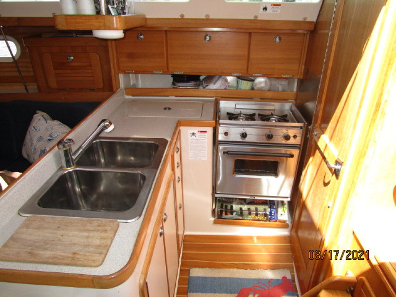 34' Catalina galley1