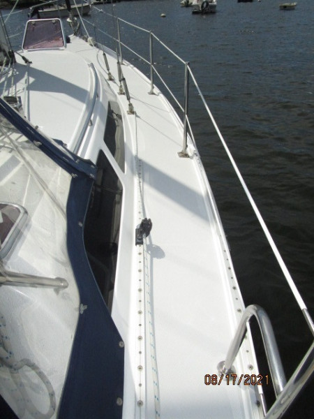 34' Catalina starboard side deck