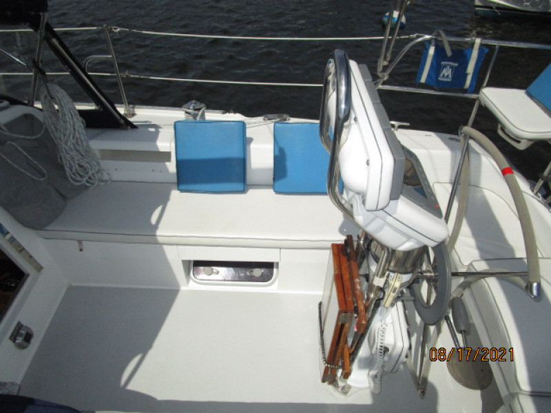 34' Catalina cockpit starboard