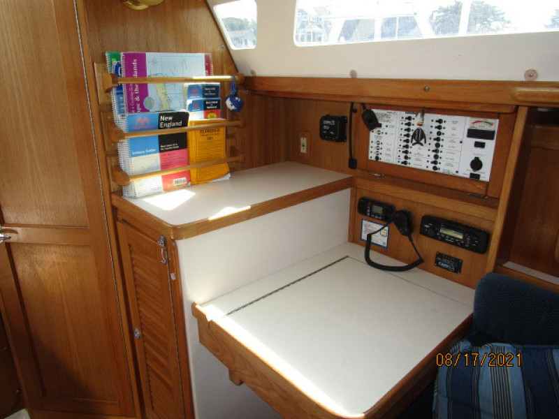 34' Catalina nav station