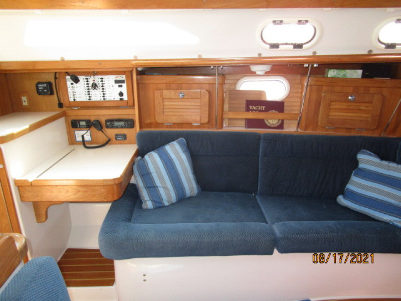 34' Catalina salon port